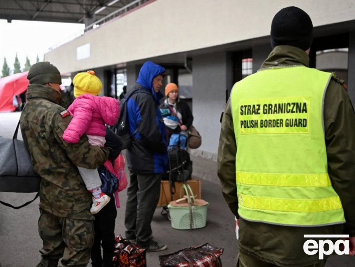 Ukrainians Leaving Poland: Numbers Decrease Rapidly — The number of Ukrainian refugees in Poland declined by over 8,000