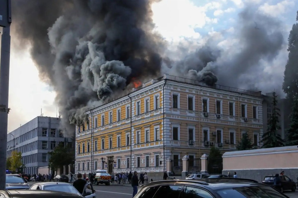 Ukrainian Scientist Escapes Burning Building After Russian Drone Attack — Ihor Malcevski, 69, narrowly escaped a drone s