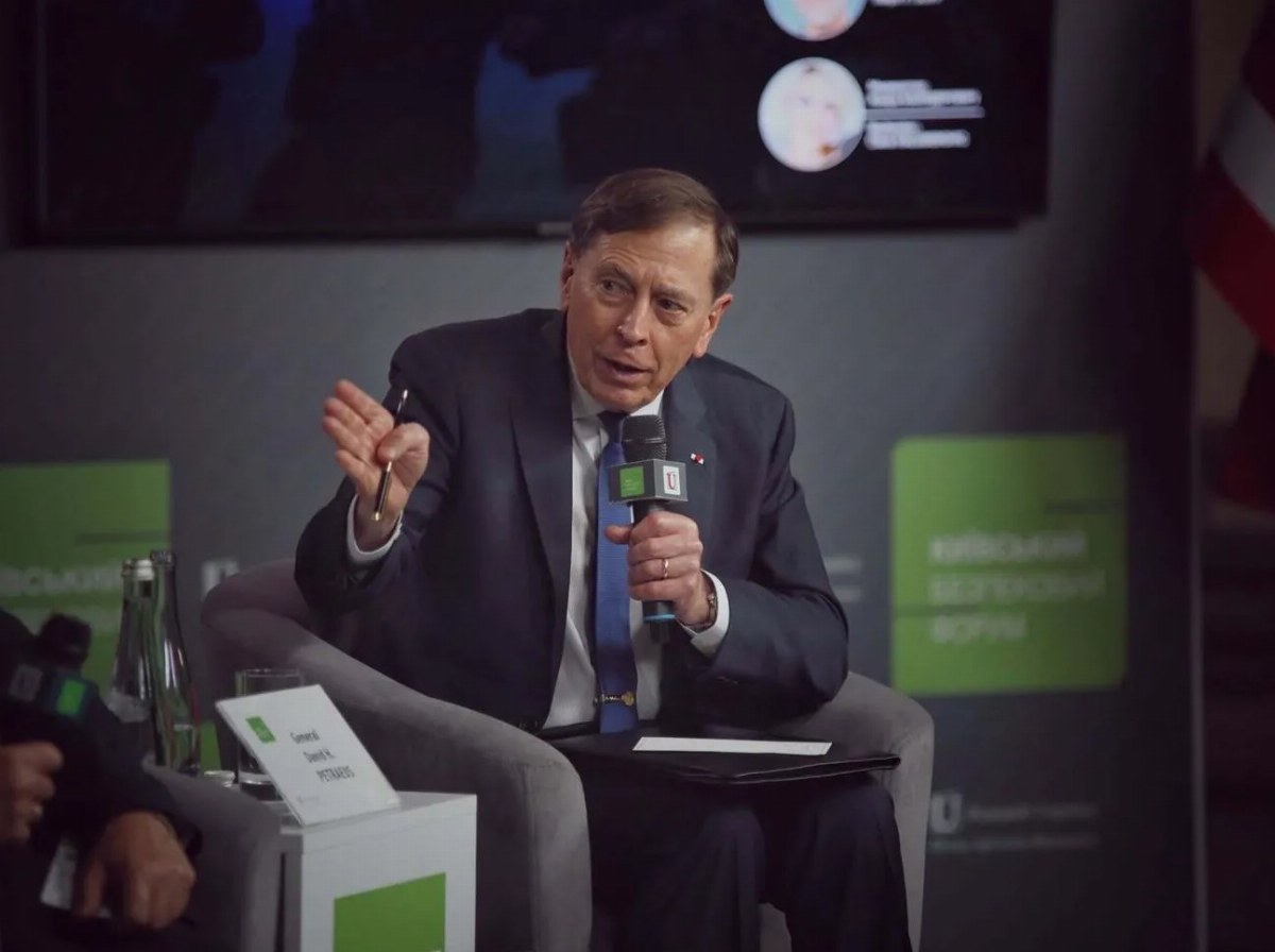 Petraeus Highlights Ukraine's Strategic Advantage on the Front Lines — General Petraeus asserts that Ukraine holds the i