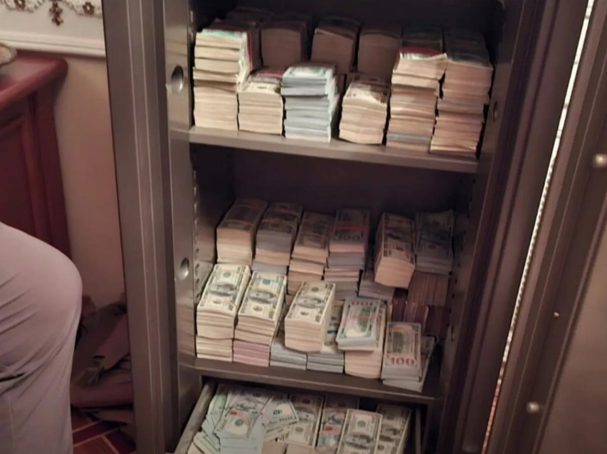 Ukrainian Prosecutor General Addresses Controversial Safe Photo — Ruslan Kravchenko clarified that a photo of cash-fille