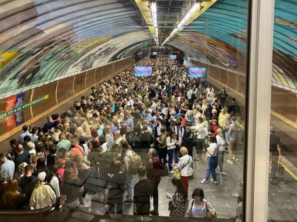 Kyiv Faces Transportation Crisis Amid Ongoing Air Alerts — Severe transportation disruptions in Kyiv as air alerts conti