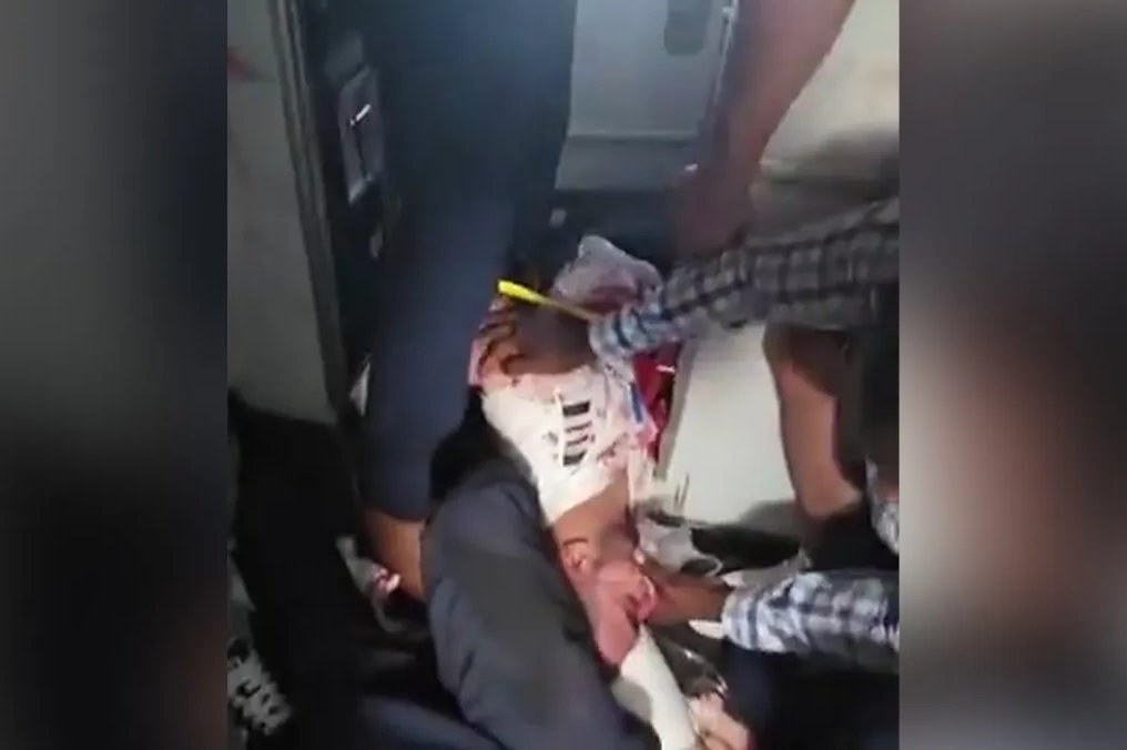 Dramatic Video Surfaces After FlyDubai Hijacking Attempt — Footage reveals Israeli passengers subduing the co-pilot of a