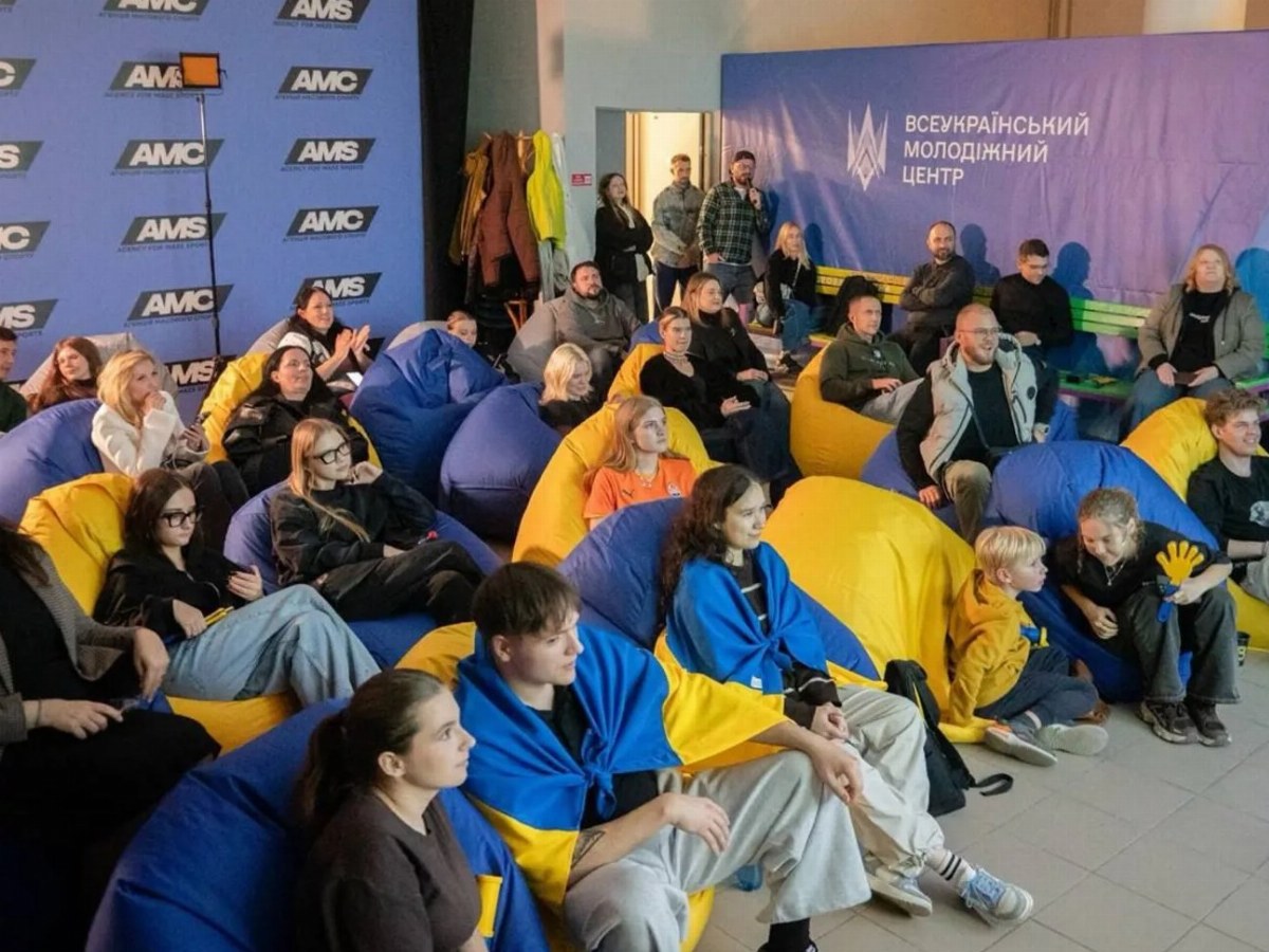 Ukrainian Youth Gather in Kyiv to Support Shakhtar in Champions League Match — Youth participants of the "Youth Chooses