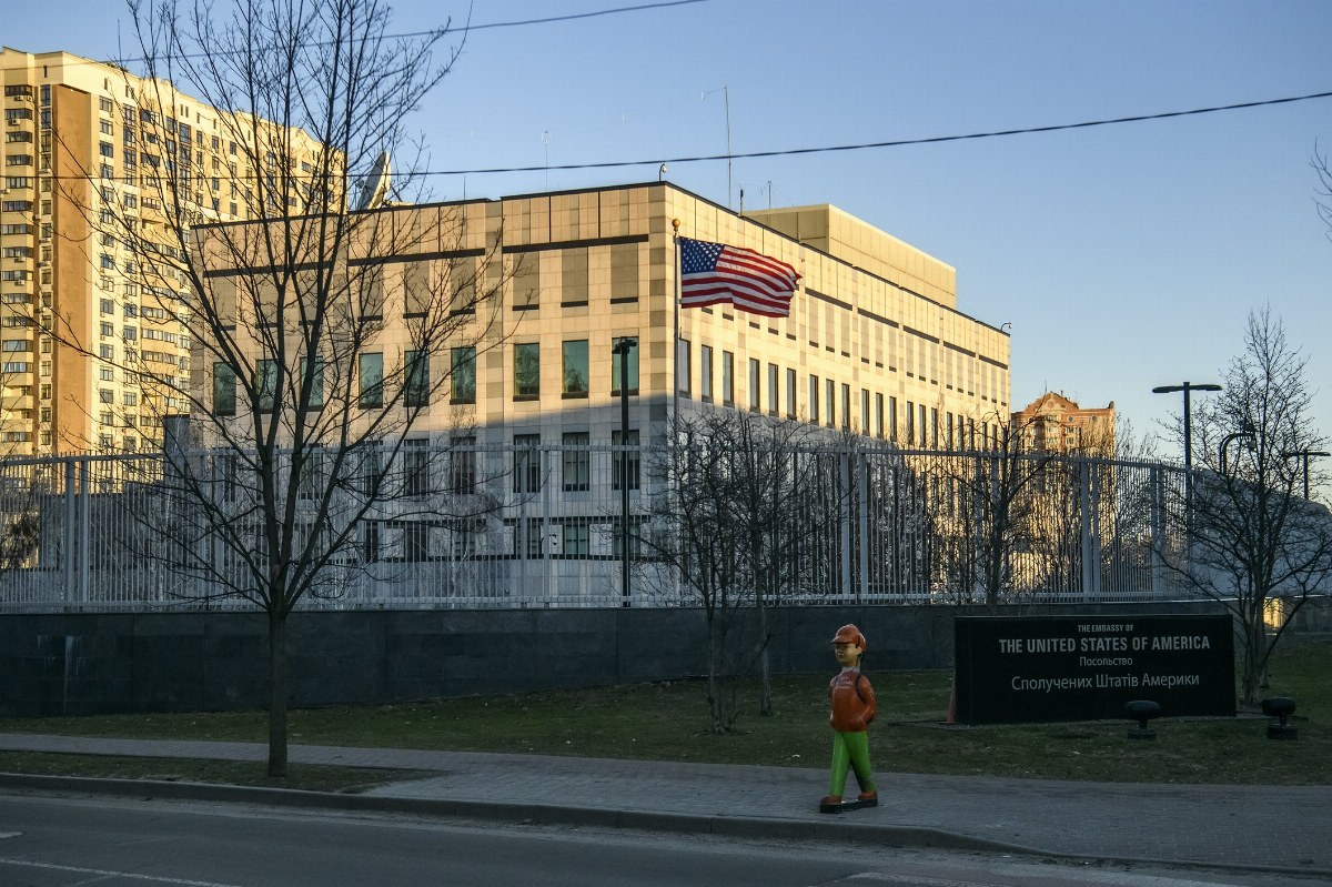 Russia's Aggressive Warnings to Foreign Embassies in Kyiv — Russia intensifies threats to foreign embassies in Kyiv, cla
