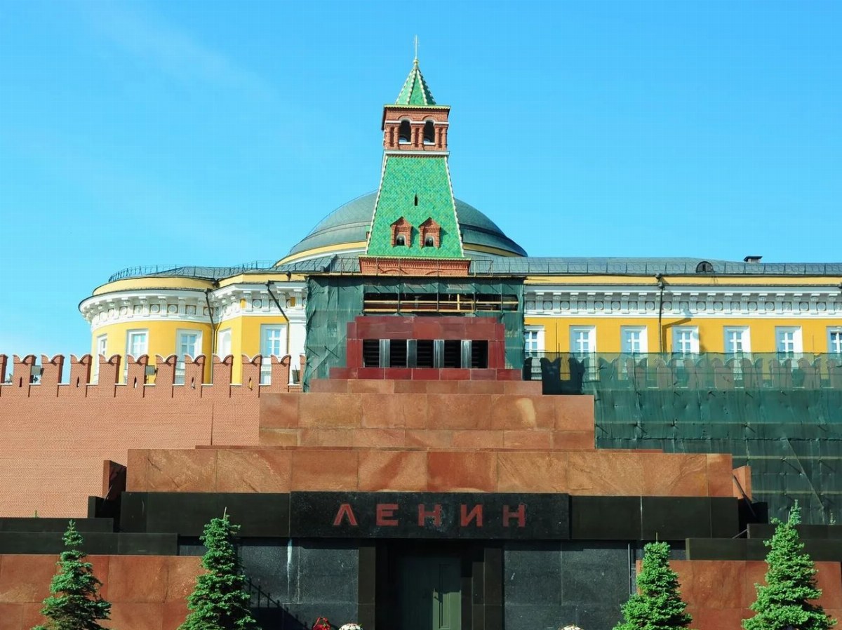 Armed Drone Hunters Sighted on Lenin's Mausoleum and Kremlin Towers in Moscow — Armed individuals were spotted on Moscow