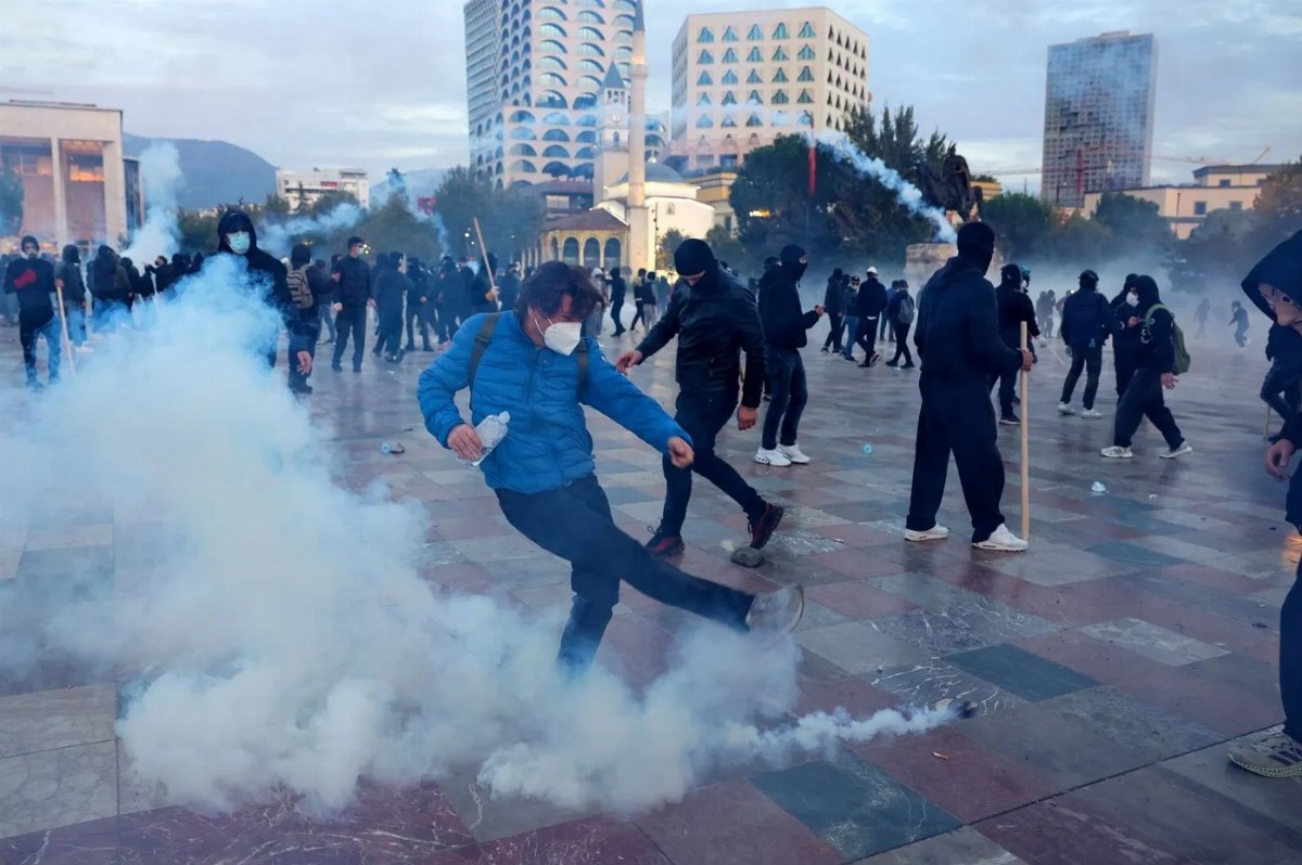 Mass Protests Erupt in Tirana Demanding Albanian Prime Minister's Resignation — Thousands in Tirana demand Prime Ministe