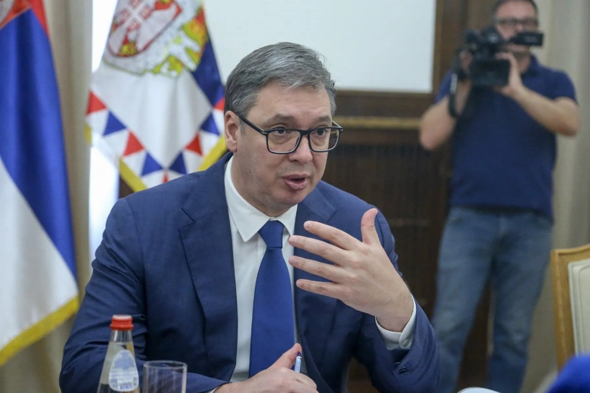 Aleksandar Vucic Criticizes Opposition with Stone Debate — Aleksandar Vucic uses a stone in a video to mock the oppositi