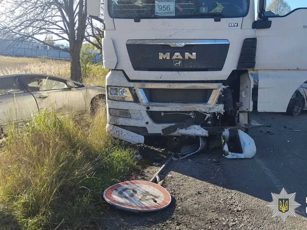 Truck Collides with Four Vehicles at Checkpoint in Transcarpathia, One Fatality — A truck crash near a checkpoint in Tra
