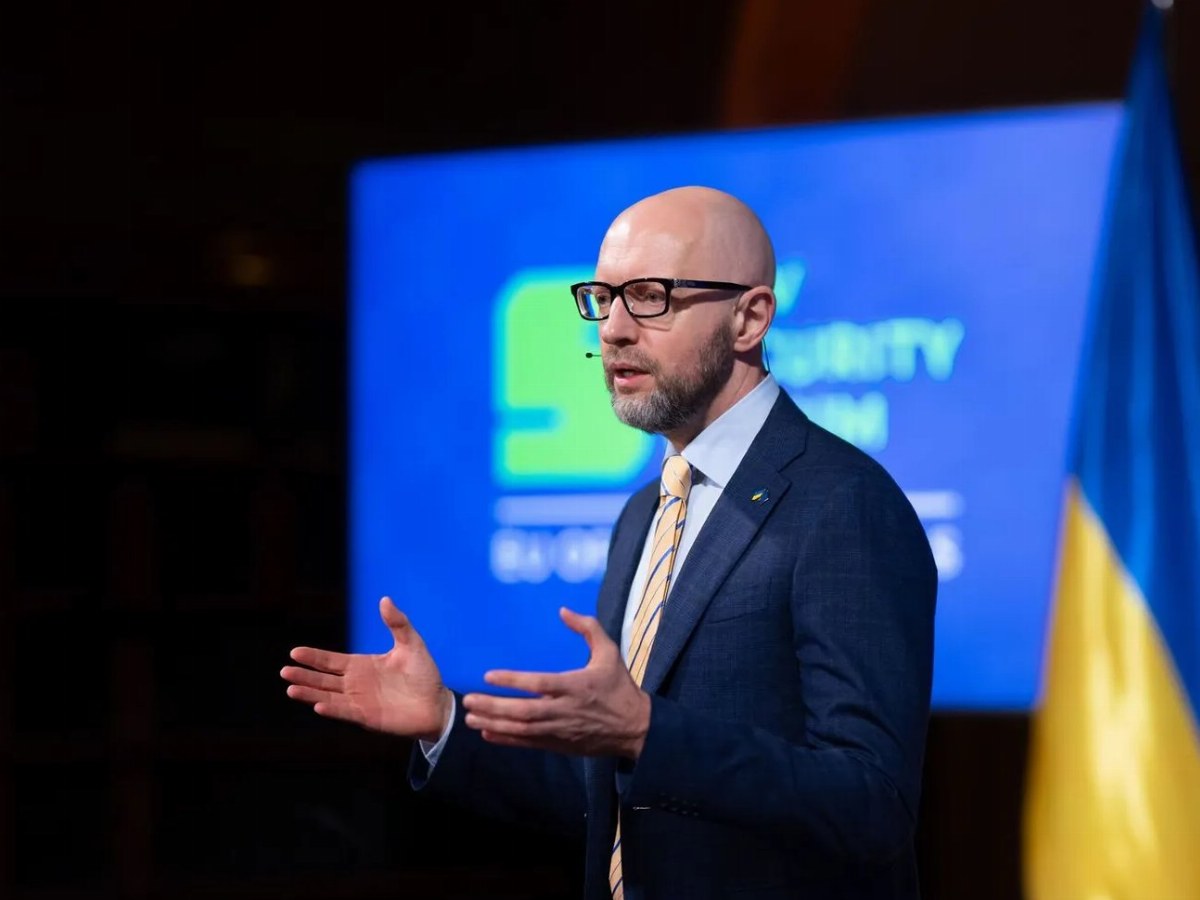 Yatsenyuk Advocates Pressure on Putin for Peace Negotiations — Yatsenyuk believes that pressure on Putin is essential, e