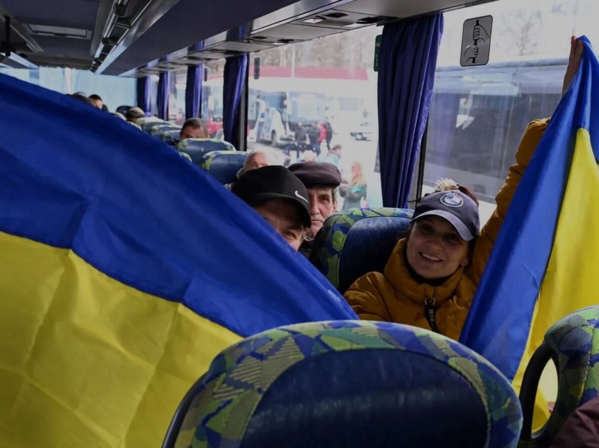 Evacuated Residents from Oleshky Return to Ukraine Amid Humanitarian Efforts — Ukrainian President Zelensky assured supp