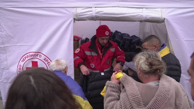 Ukrainian Red Cross Offers Comprehensive Humanitarian Aid to Residents of Oleshky — The Ukrainian Red Cross provides vit