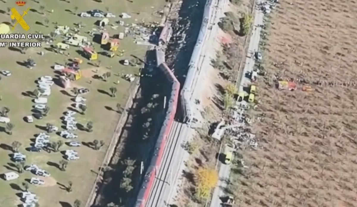 Helicopter Footage Reveals Severity of Spanish Train Crash — Spanish Civil Guard captures aerial footage of the devastat